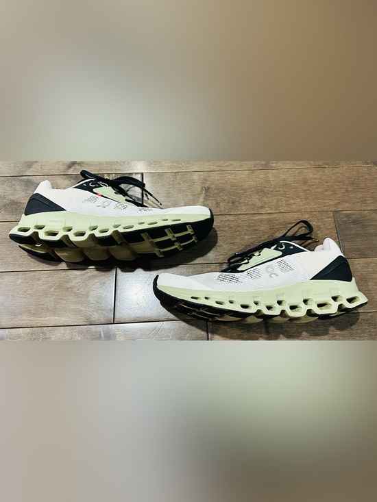On Cloud Shoes - On Cloud Women’s Sz 10 White/Sage/Black On Cloudstratus 2.0 Sneakers